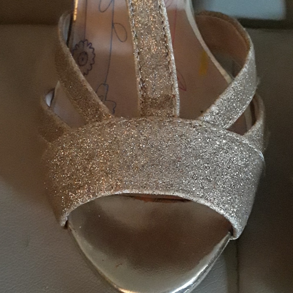 Shoes - Picture 2 of 4